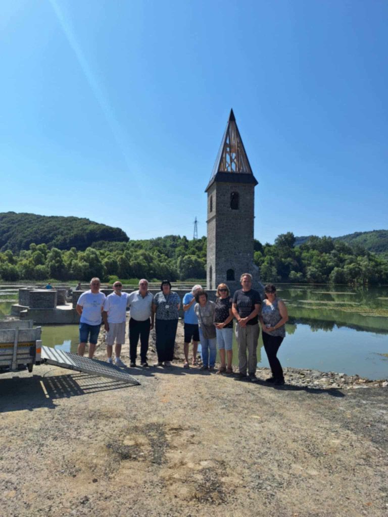 Bözödújfalu A tó vizéből kiemelkedő templomtorony évtizedekig a romániai falurombolás jelképe volt.